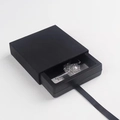 Vue détaillée de l'écrin noir avec un collier clé en argent aux motifs floraux délicats - Boîte Extérieure en Carton Noir + Boîte Intérieure (7*7*2CM)