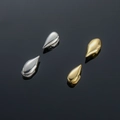 Gepolijste goud en zilveren druppeloorclips in een strak vloeibaar metaalontwerp - Gouden Set (Boven En Onder)