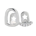 Dettaglio di grillz hip hop argentati con zirconi scintillanti e design a stella - Due Denti Lisci Argento