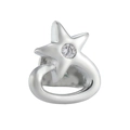 Dettaglio macro di un accessorio dentale argentato a stella con zirconi lucidi - Argento (Stile Stella 2)