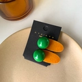 Pinzas para el pelo retro con bola verde brillante y base naranja texturizada en tarjeta - Verde