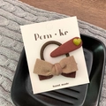 Élastique à nœud floral et pince bordeaux avec détail cœur vert sur carte - Barette Rose Foncé + Élastique Kaki