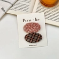 Lot de deux barrettes ovales en tweed rose et marron foncé sur carte de présentation - Série Rose