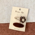 Set di due fermagli per capelli in tessuto crema con motivi floreali marroni per ragazze - Flower And Oval Style