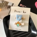 Set di due fermagli per capelli con orsetto blu in peluche e rombi luccicanti - Colore pelle