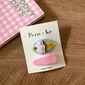 Set aus süßen Eiskrem-Filz-Haarspangen und rosa Cord-Haarspangen auf einer weißen Karte - Rosa