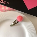 Barrette à cheveux rose avec pompon en peluche et fini métallique bronze rétro - Rose