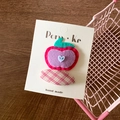 Barrette à cheveux pomme rose en feutre avec broderie florale sur carte de présentation - Pomme et Carreaux