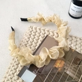 Eleganter Haarreif aus champagnerfarbenem Plissee-Netz mit weichen Rüschen und Volumen - Off-White Spitzenbesatz