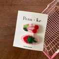 Set de barrettes en feutre rose avec broderie cerise et fraise faite main sur carte - Cerise et Fraise