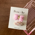 Ensemble de pince à cheveux nœud rose et pince à carreaux jaunes sur fond bois - Nœud Papillon et Carreaux