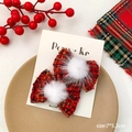 Paire de pinces à cheveux en tweed rouge avec pompons blancs sur carte décorative - Style Deux Pièces Plaid Pompon