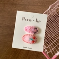 Barrettes à cheveux en feutre rose pour enfants avec broderie cochon et décor cerise - Fleur et Ovale Broderie