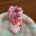 Coletero rosa con linda muñeca de niña de dibujos animados 3D y detalles florales - Rosa