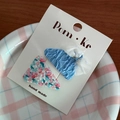 Ensemble de barrettes à fleurs et nœud en maille bleue sur carte de présentation - Série Bleue