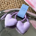 Paire de chouchous en tissu violet en forme de cœur pour enfants sur carte bleue - Cœur Violet