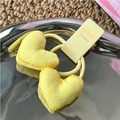 Paire de chouchous cœurs jaunes en tissu avec broderie sur carte de présentation - Coeur Jaune