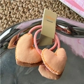 Paire de chouchous cœur en tissu pêche avec coutures orange sur cordes élastiques roses - Coeur Orange