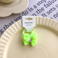 Élastique à cheveux nœud vert fluorescent en mesh présenté sur une assiette crème élégante - Nœud en Tissu / 2 Pièces/Ensemble / Vert