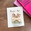 Dreierpack süße Haarklammern aus Stoff mit Blumenmuster und Punkten für Mädchen auf Karte - Beige Serie