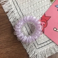 Elastisches fliederfarbenes Spiral-Haargummi mit glatter Kunststoff-Oberfläche - Lila