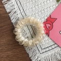 Elastisches Spiral-Haargummi in Cremeweiß mit transparenter Harzbeschichtung - Gelb