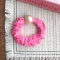 Elastico per capelli rosa con grande perla crema su fondo in legno elegante - Rosa