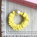 Elastico per capelli giallo con grande perla sintetica e tessuto morbido - Giallo Crema