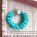Scrunchie verde menta con perla bianca su elegante tessuto bianco con nappe - Verde petrolio
