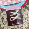 Lindas horquillas de lazo blanco hueso con detalle de rosa y perlas en tarjeta base - Pinza de Lazo Cola de Pez Beige