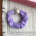 Chouchou élégant en satin violet avec une grande perle crème pour des queues de cheval - Violet