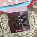 Par de pinzas para el cabello con lazo negro, rosa central y perlas en tarjeta - Pinza de Lazo Cola de Pez Negro
