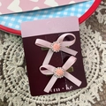 Set de pinzas para el pelo con lazo rosa, flor central y decoración de perlas blancas - Pinza de Lazo Rosa