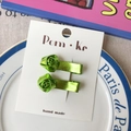 Paire de barrettes à fleurs roses vertes en satin pour filles sur carte artisanale - Style Rose / Nuances de vert