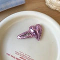 Pinza para el pelo rosa brillante con corazón de cuero sintético metálico y costura decorativa - Serie Rosa