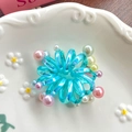 Elastico per capelli a spirale blu con perle colorate in un piatto decorativo - Blu