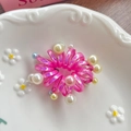 Elastico per capelli a spirale rosa con perle colorate in un piatto di ceramica - Rosa Rosso