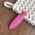 Pinza para el pelo rosa en forma de gota con un mecanismo de resorte de metal de calidad - Rosa Roja
