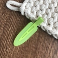 Pinza para el pelo en forma de gota verde lima mate sobre un fondo minimalista - Verde Hierba