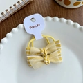 Ensemble de deux chouchous en dentelle jaune avec nœuds pour filles sur une assiette - Élastiques Nœud Rayé / Série Jaune