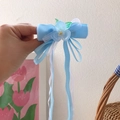 Nœud de cheveux bleu artisanal avec fleurs en résine et longs rubans en tulle élégants - Série Bleue