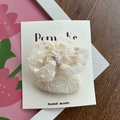 Lazo de encaje y juego de pinzas para el pelo con bordado de perlas en blanco crema - Beige