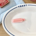 Barrette à cheveux ovale rose bonbon pour enfants sur une assiette en céramique blanche - Rose