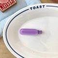 Modische matte violette rechteckige Haarklammer in Bonbonfarben in dekorativer Schale - Lila
