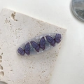 Schattige ovale haarclip met drie paarse vlinders op een doorschijnende basis van hars - Blauwe Vlinder