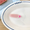 Barrette ovale rose givrée avec finition mate sur un plateau de présentation blanc - Rose Clair