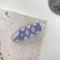 Glinsterende lavendelkleurige strik haarklem van acryl op een stenen ondergrond - Blauw Lint