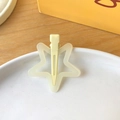 Pinza para el pelo estrella crema mate con base de pico sobre un plato de cerámica - Serie Beige