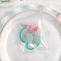 Set aus rosa Blumen-Haarklammern und grünen Perlen-Haargummis für Mädchen - Apfel und Blume