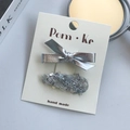 Juego de dos pinzas para el cabello hechas a mano con lazo plateado y tweed gris - Estilo Lazo + Lentejuela (NK976-4)